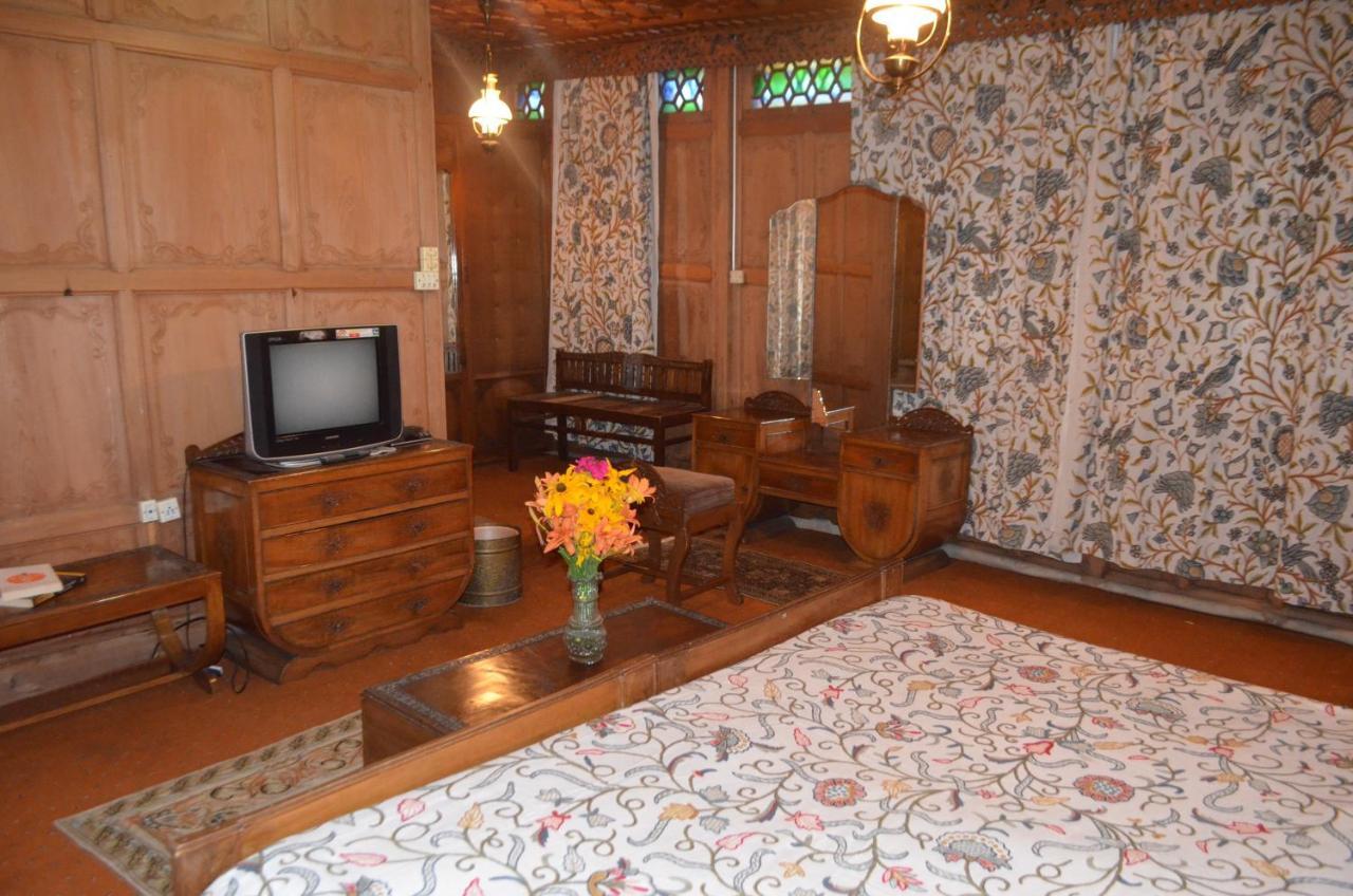 Hotel New Alexandra Houseboats Srīnagar Zewnętrze zdjęcie