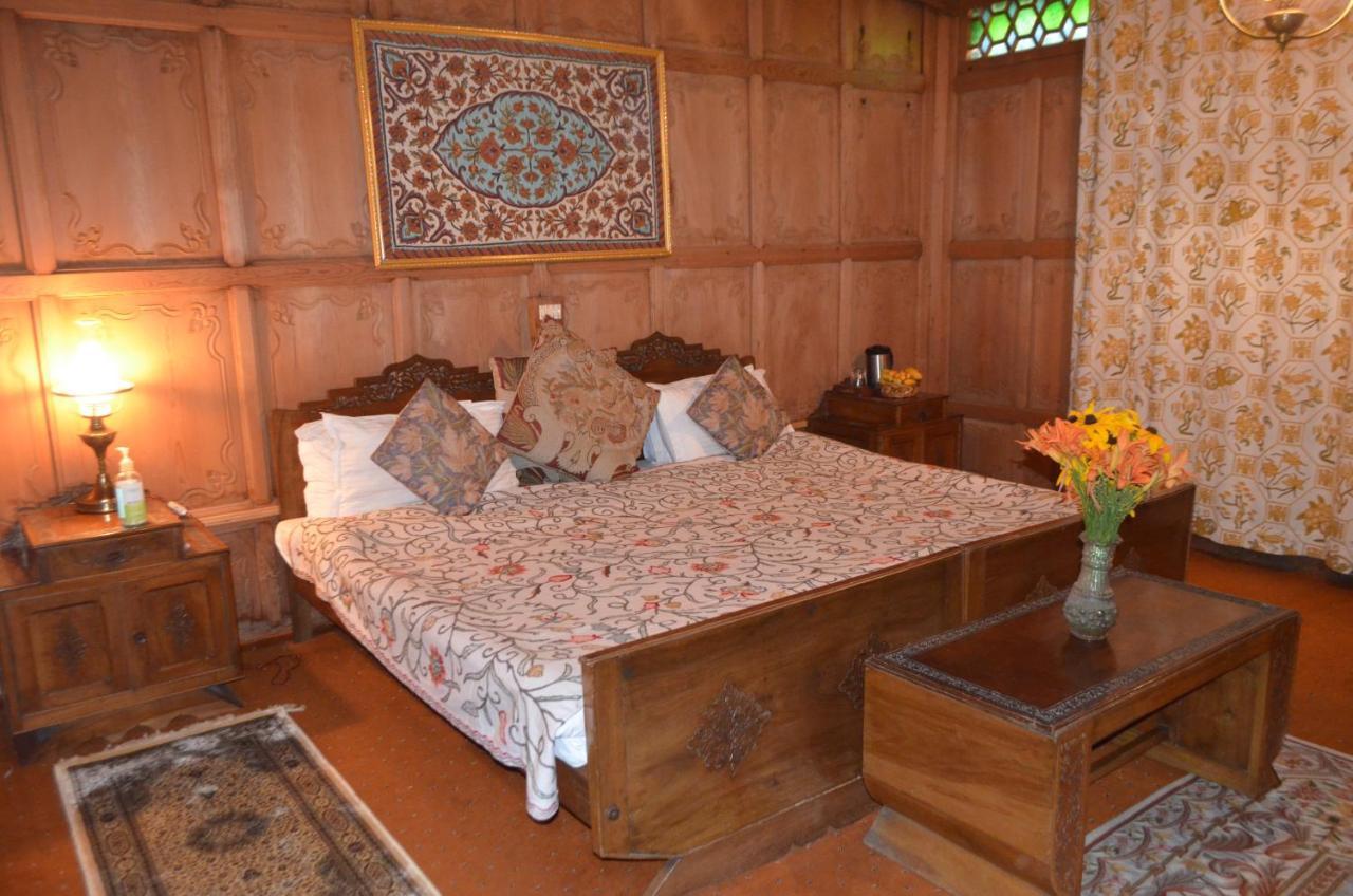 Hotel New Alexandra Houseboats Srīnagar Zewnętrze zdjęcie