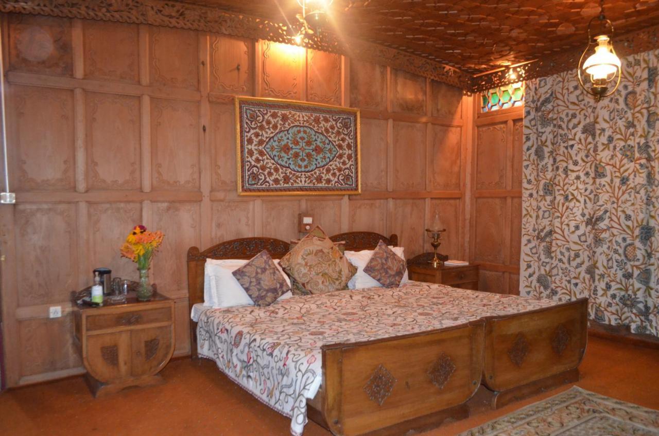 Hotel New Alexandra Houseboats Srīnagar Zewnętrze zdjęcie