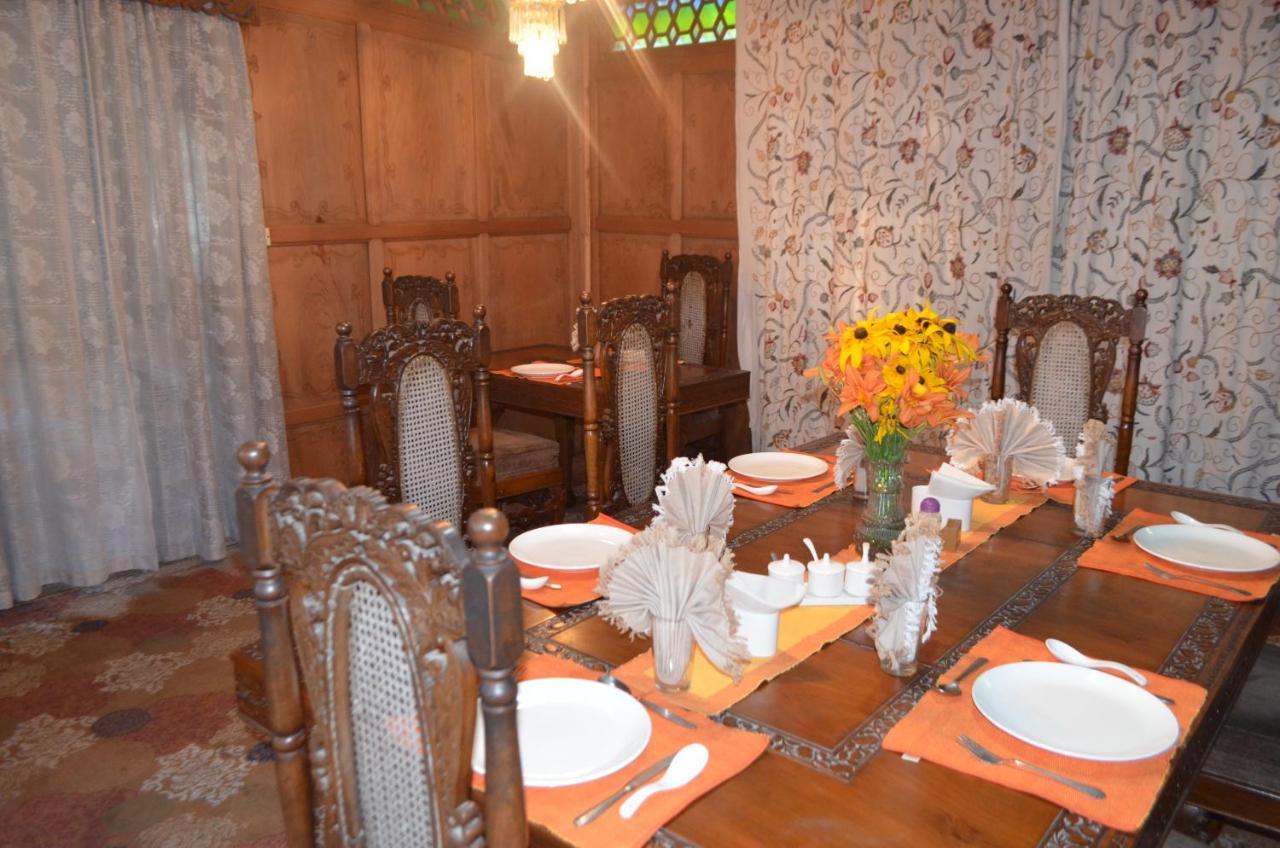 Hotel New Alexandra Houseboats Srīnagar Zewnętrze zdjęcie